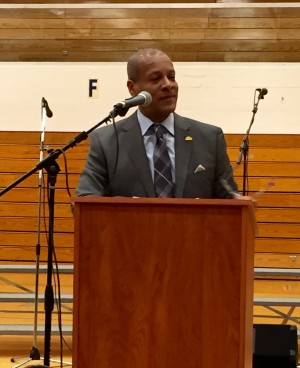 Vernard Alsberry, Jr. presenting to Hillcrest High School.