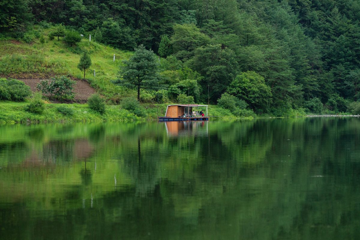 A lake, commonly associated with calm and stillness.
Source: Pixabay